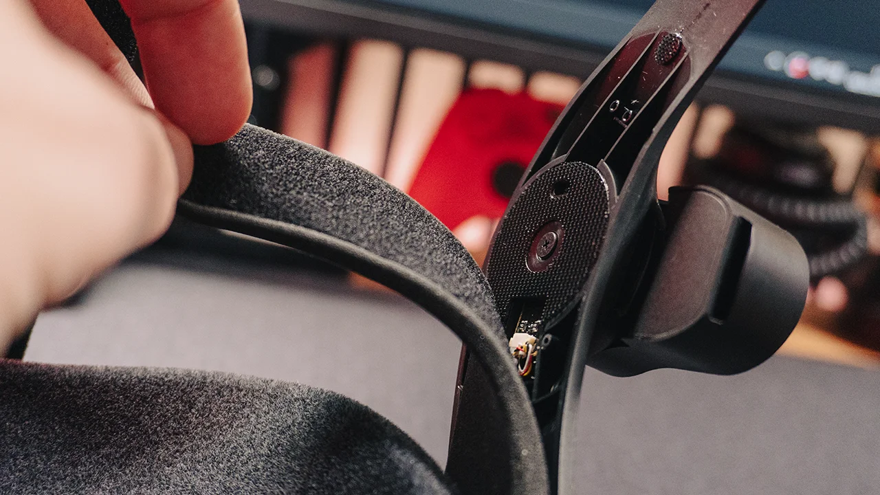Adjusting a Pimax headset and installing DMAS speakers