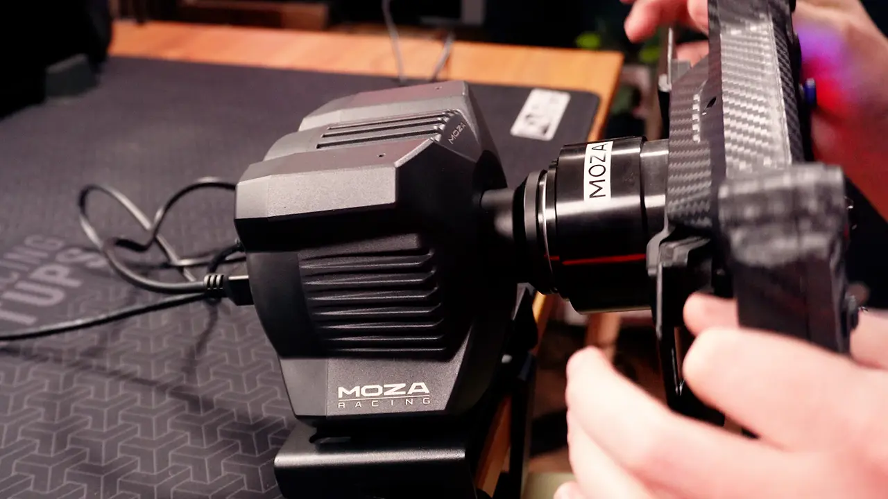 MOZA R3 desk sim racing